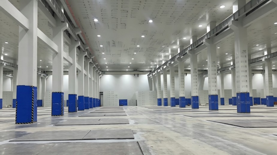 Industrial UFO high bay lighting solution for factory workshops, featuring low glare, high efficiency and long-lasting performance.