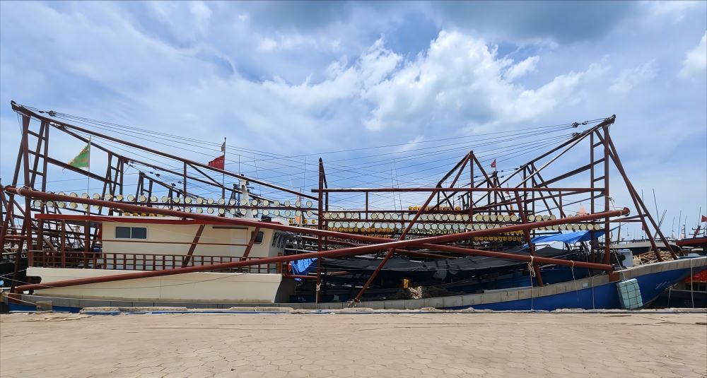 Overall installation effect of HRLUX 1200W IP67 marine LED fish attracting lights on fishing boats in Lingao Hainan fishing port Overall installation effect of HRLUX 1200W IP67 marine LED fish attracting lights on fishing boats in Lingao Hainan fishing port
