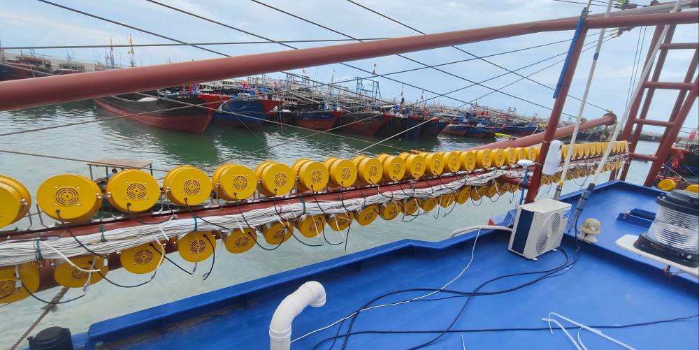 Detailed installation structure of HRLUX IP67 marine fish attracting lights arranged on fishing boat gunwale Detailed installation structure of HRLUX IP67 marine fish attracting lights arranged on fishing boat gunwale